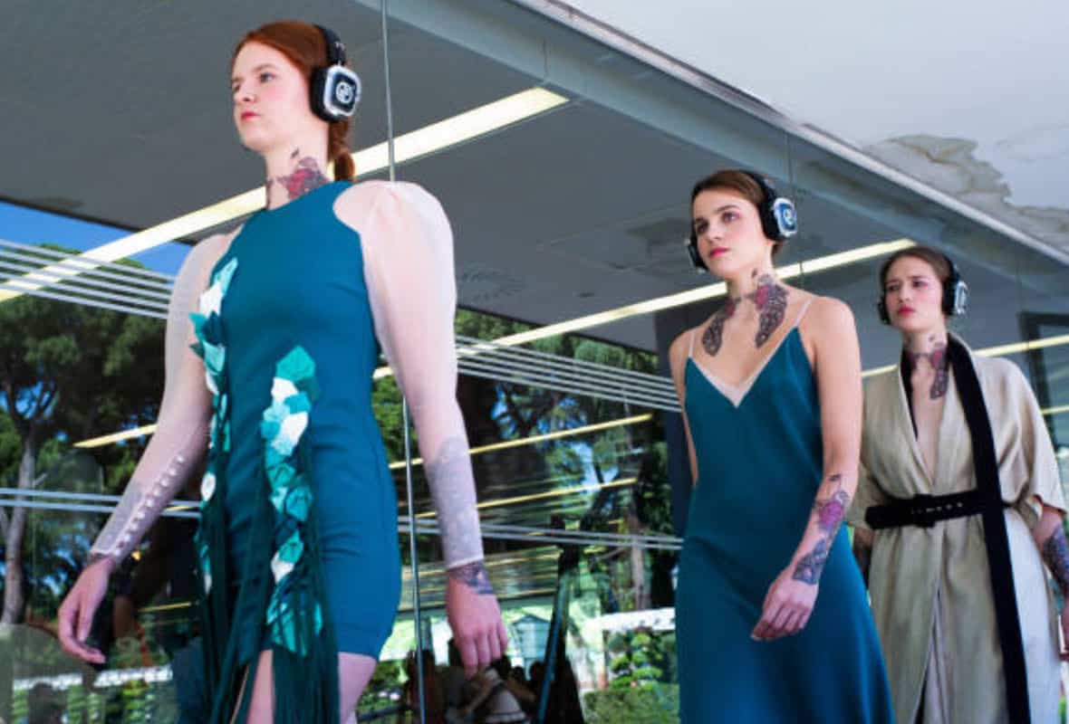 silent-fashion-show