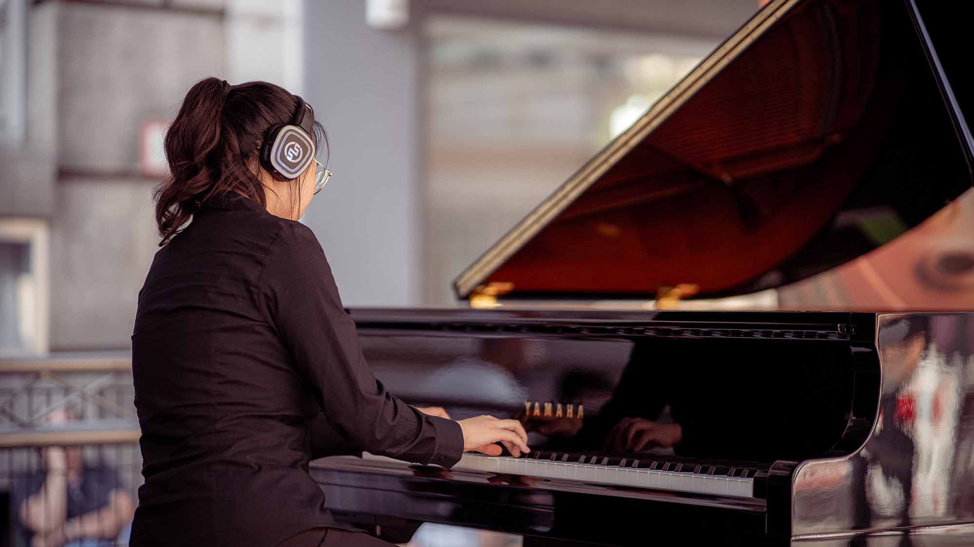 pianoforte-silent-cuffie-silentsystem Piano concerts with wireless headphones: the complete guide